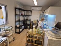Te koop: Compleet mobiel planten weefselkweek laboratorium (10 x 3 meter)