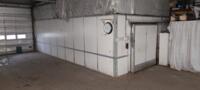 Koelcel buitenmaten 8.4 m x 10.8 m x 3.0 m, deur doorrijhoogte 2,51 m en breedte 2,25 m
